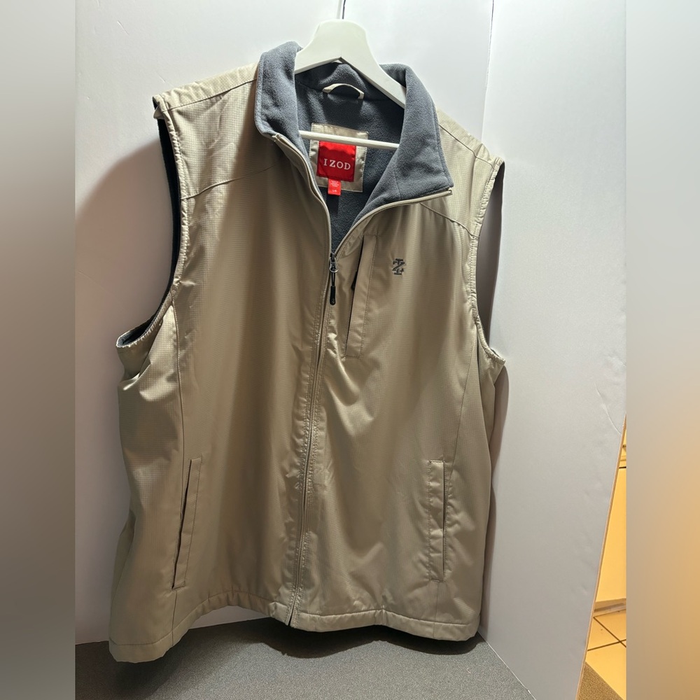 IZOD BEIGE ZIP UP VEST. Soft‎ Lining..MENS LARGE.  2 Pockets.
